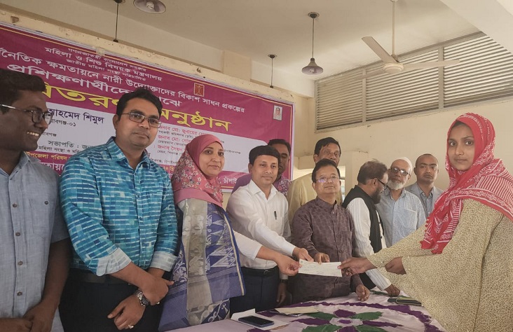 চাঁপাইনবাবগঞ্জে প্রশিক্ষনার্থী নারী উদ্যোক্তাদের মাঝে ৩০ লক্ষ টাকার চেক বিতরণ